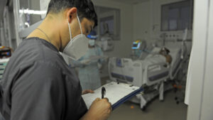 Quién es Carolina Méndez, la encargada de gestionar las camas UCI en medio de la crisis por virus respiratorios