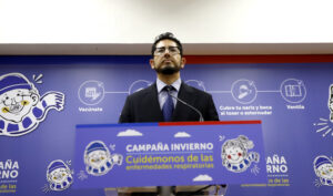 Subsecretario Araos descarta renunciar y admite que no se llamó a la CLC antes de la muerte de una lactante