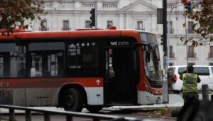 VIDEO - El peligroso cruce frente a La Moneda donde murió una mujer y las personas siguen transitando