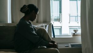 Psicólogo entrega consejos para enfrentar la depresión estacional de invierno