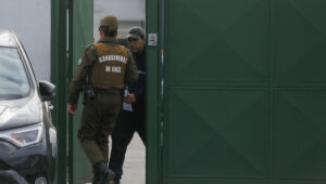 Carabineros da de baja a dos uniformados tras robo de armas con 