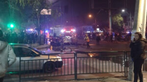 Dos muertos y un herido deja explosión en local de venta de pollos fritos en Conchalí