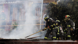 Dos adultos y un menor mueren en voraz incendio de su casa en San Bernardo