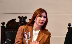 El millonario convenio entre la pareja de la diputada Pérez y el Seremi que está en el ojo de la Contraloría