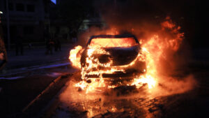 Delincuentes quemaron autos en la Ruta 68 tras violento robo a bodega en Pudahuel