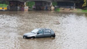 VIDEO - Ya es un clásico: autos quedan atrapados en estero Marga Marga por las lluvias
