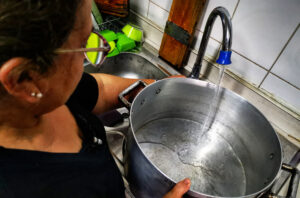Cuántos litros de agua recomiendan juntar ante el inminente corte del suministro