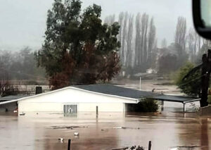 VIDEOS Y FOTOS - Río Tinguiririca deja viviendas con agua hasta el techo y un Sodimac inundado