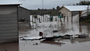 Sistema frontal: adultos mayores son rescatados de Salsipuedes tras crecida del río Claro