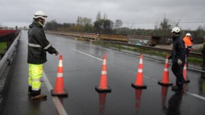 VIDEO - Ruta 5 Sur tuvo que ser cortada: así quedó el puente Lircay por socavón