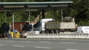 Con árboles y miguelitos: delincuentes cortaron tránsito en la Autopista del Itata para robar peaje