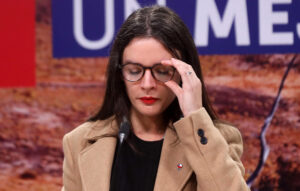 Inquietud internacional por la Comisión Asesora contra la Desinformación que impulsa Camila Vallejo