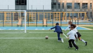 Corcho granulado: la innovación biodegradable para relleno en cachas de pasto sintético en colegios