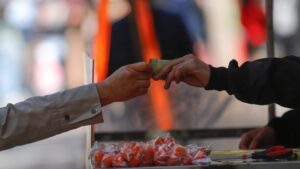 Los factores que explican la caída del 2,2 % del Imacec en mayo