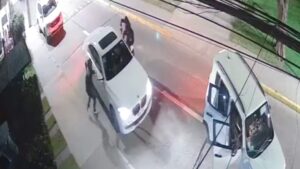 Video captó la violenta encerrona que sufrió un adulto mayor en Ñuñoa