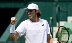 Nicolás Jarry se impone a la lluvia y las interrupciones para avanzar en Wimbledon y meter miedo