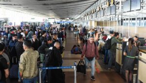 Trabajadores de aeropuertos anuncian paro nacional ante 