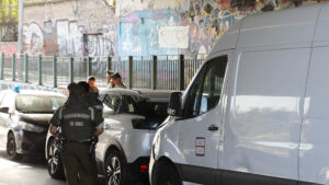Dos adolescentes de 16 años fueron detenidos tras encerrona y portonazo en Santiago