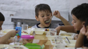 Ex director de Junaeb entrega datos que respaldarían su denuncia sobre pagos de colaciones