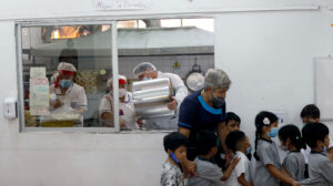 Las contradicciones entre la Junaeb y su ex director por el supuesto pago de $3.500 millones por 30 desayunos