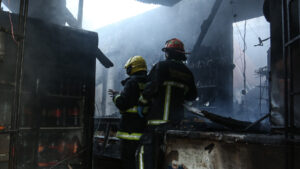 Hombre entró a casa que se incendiaba para rescatar sus pertenencias: está grave