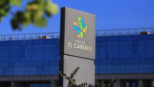 Mujer es internada grave tras recibir flechazo en el rostro en feria de Maipú