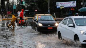 Socavón, anegamientos y accidentes: las consecuencias que dejó la lluvia en Santiago