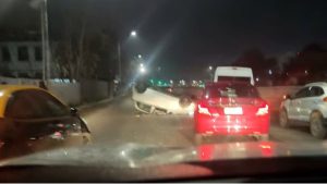 Conductor iba ebrio y sin licencia: auto se volcó tras chocar con un taxi en Independencia