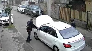 VIDEO - Delincuente se hizo pasar por comprador para robar auto a una pareja en Cerro Navia