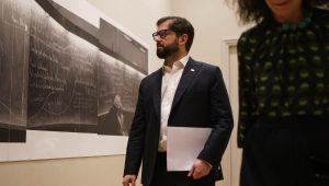 Presidente Boric se reúne con exiliados en Francia: 