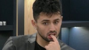 “No crean información falsa”: Bambino explica el mensaje oculto que le dejó a Alessia en una foto