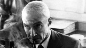Charlas, experimentos y fotos: los desconocidos detalles de la visita de Oppenheimer a Chile