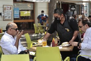 ¿Es obligatorio dejar propina en Chile?