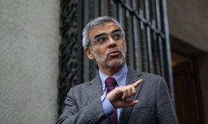 Ministro Cordero confirma que convenios con fundaciones fueron sin boleta de garantía