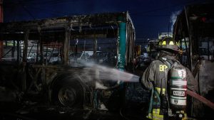 Bajaron al chofer y los pasajeros para quemar un bus del sistema Red en Estación Central