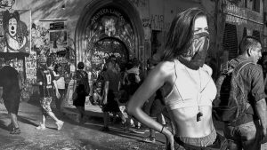 Fotógrafo revela imágenes de Coni Capelli de Gran Hermano durante el estallido social