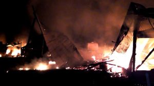 Queman una posta, una escuela y vehículos en ataque incendiario en Traiguén