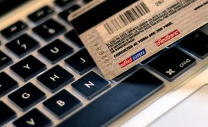 Por qué el Gobierno busca cobrar impuestos a compras en el extranjero por menos de US$41