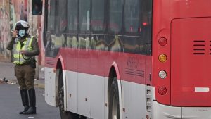 Delincuentes apuñalan a funcionario de seguridad de Santiago que se resistió a un asalto en un bus RED