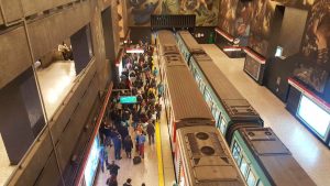 Apuntan a comerciantes ilegales: la brutal golpiza que sufrió un guardia del Metro de Santiago