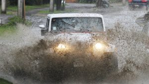 Calles anegadas, cortes de semáforos y miles de hogares sin luz: los estragos que dejó el sistema frontal en el país