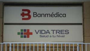 Tras fallo de la Suprema sobre el GES: isapres Banmédica y Vida Tres anuncian que no venderán planes de salud