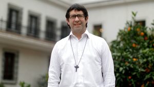 Capellán de La Moneda enfrenta suspensión por investigación previa canónica por 
