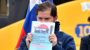 VIDEO - ¿Qué licencia necesita?: denuncian a Gabriel Boric por conducir un bus eléctrico en Antofagasta