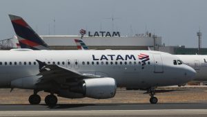 Piloto de Latam falleció tras emergencia médica en pleno vuelo entre Miami y Santiago