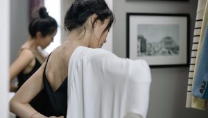 Básico de un closet: ¿Cómo vestir una camisa blanca para cada ocasión?