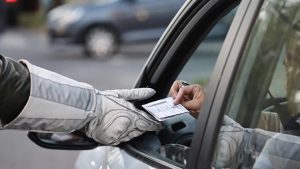 Restricción vehicular jueves 17 de agosto: cuáles patentes no pueden salir a la calle