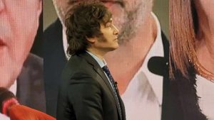 Mascota clonada y comunicación con una médium: la particular relación de Javier Milei con sus perros