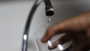 Gobierno no descarta eventual corte de agua por llegada de sistema frontal a la Región Metropolitana