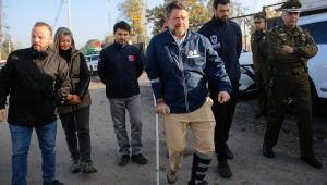 ¿Por qué el gobernador Claudio Orrego se moviliza con muletas y una bota ortopédica?